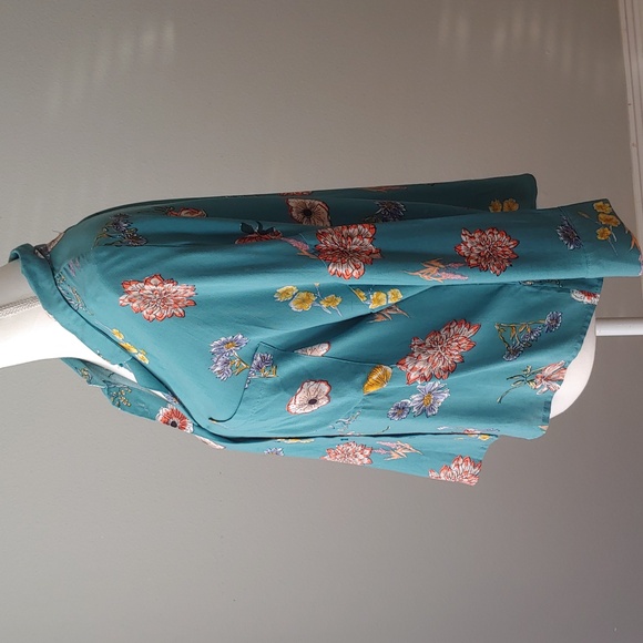 Pull&Bear | Floral Crop Button Down Top - Picture 7 of 12